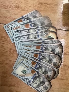 Пошкоджені купюри долара та євро