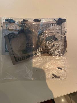 Пошкоджені купюри долара та євро