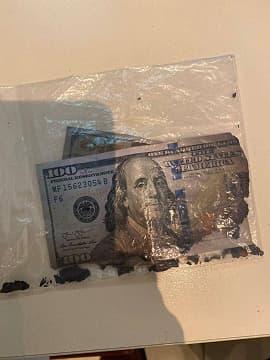 Пошкоджені купюри долара та євро