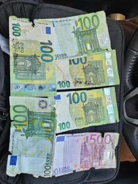 Пошкоджені купюри долара та євро